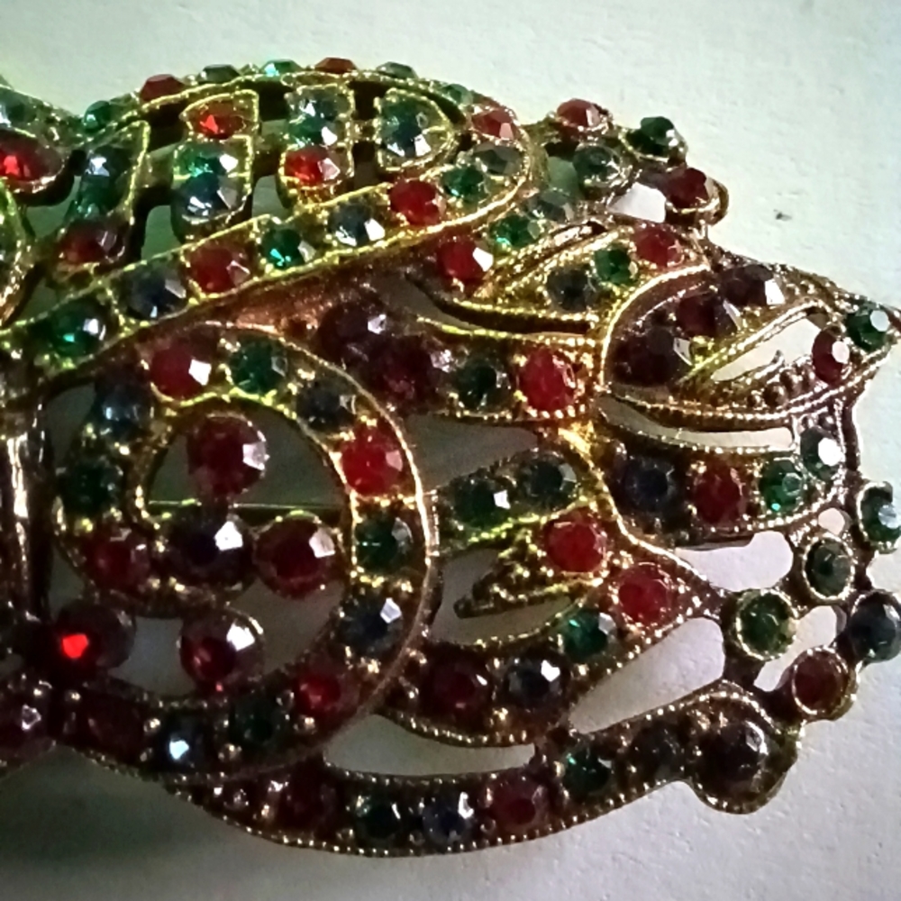Vintage ROCOCO Signed Red Green Rhinestone Brooch Pin - Picture 13 of 13